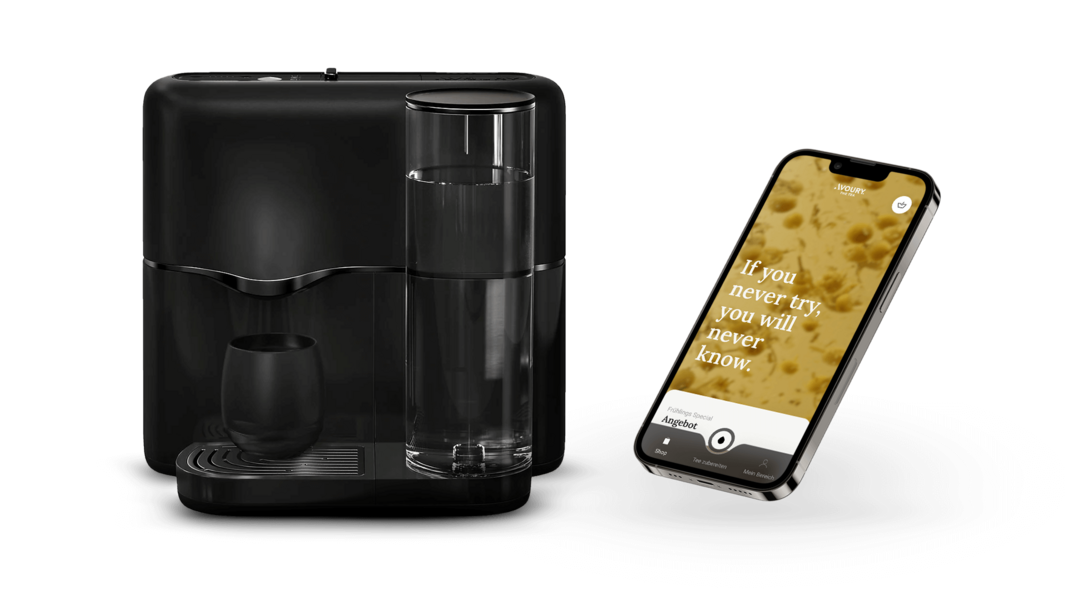 Avoury Teemaschine mit iPhone, das die dazugehörige Companion App zeigt