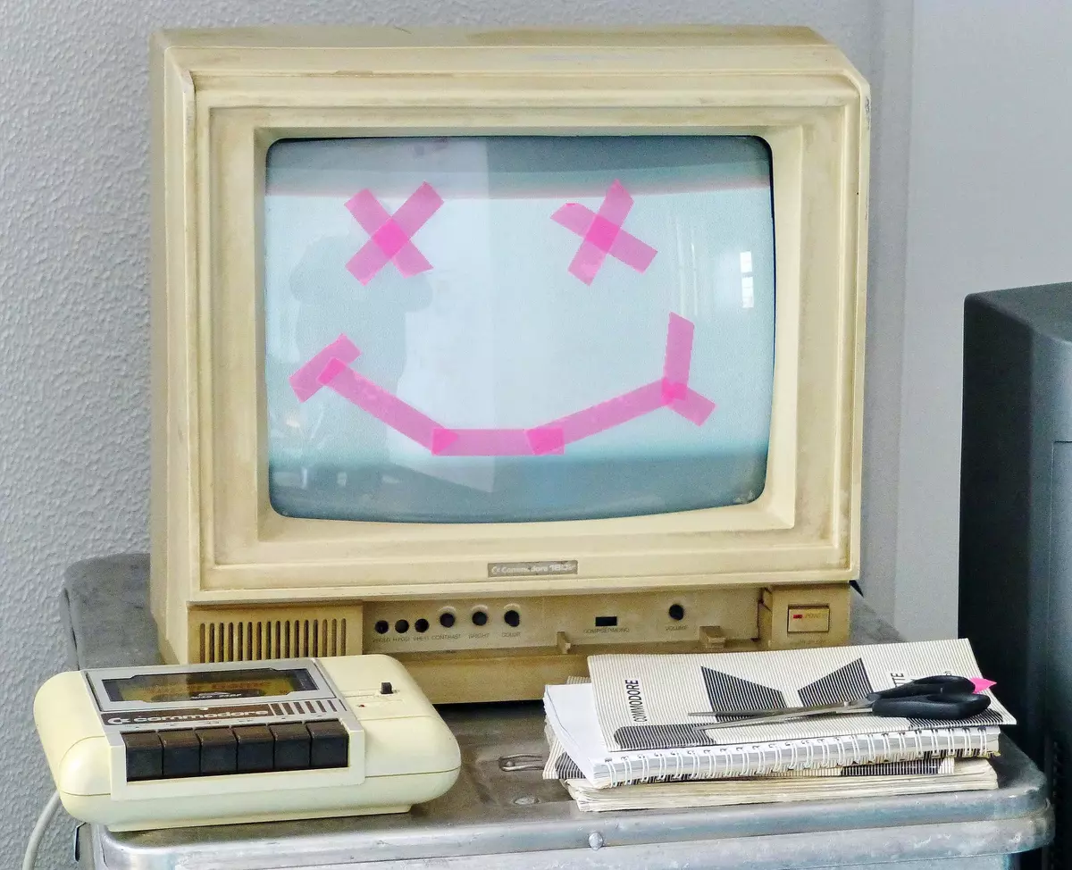 Unsplash Foto eines alten Computers mit Röhrenbildschirm