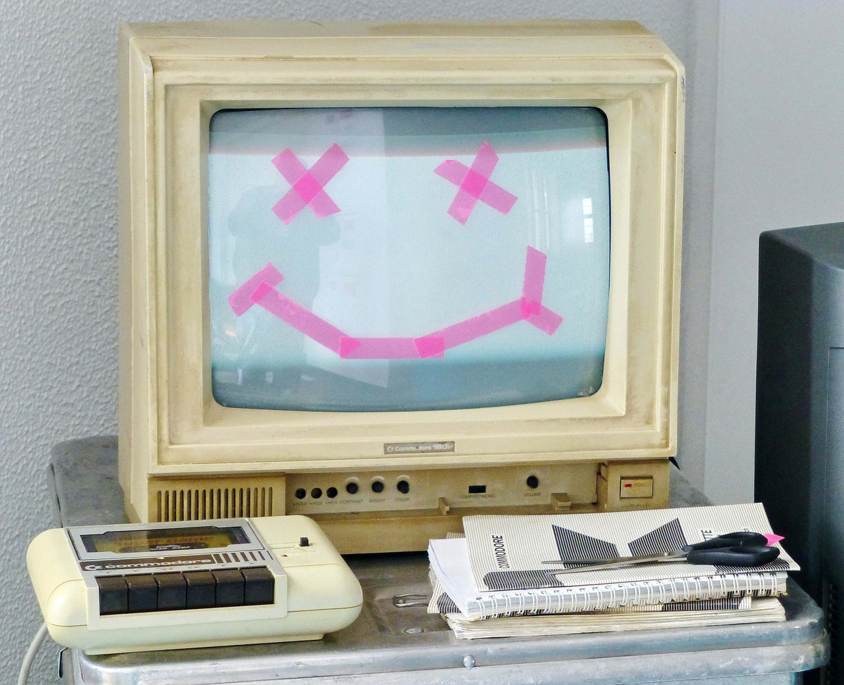 Unsplash Foto eines alten Computers mit Röhrenbildschirm