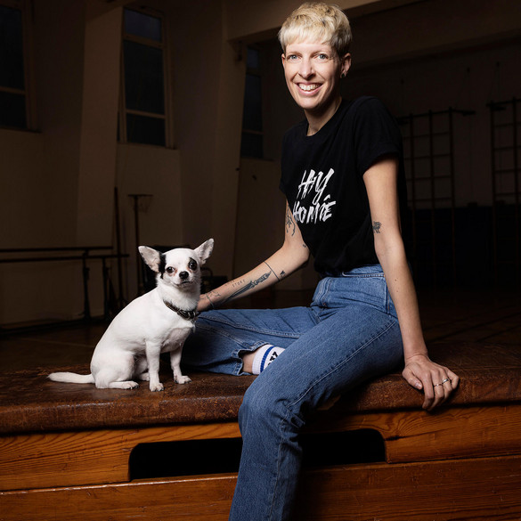 Nicole Janssen, Recruiterin bei appmotion, mit Hund Fredo
